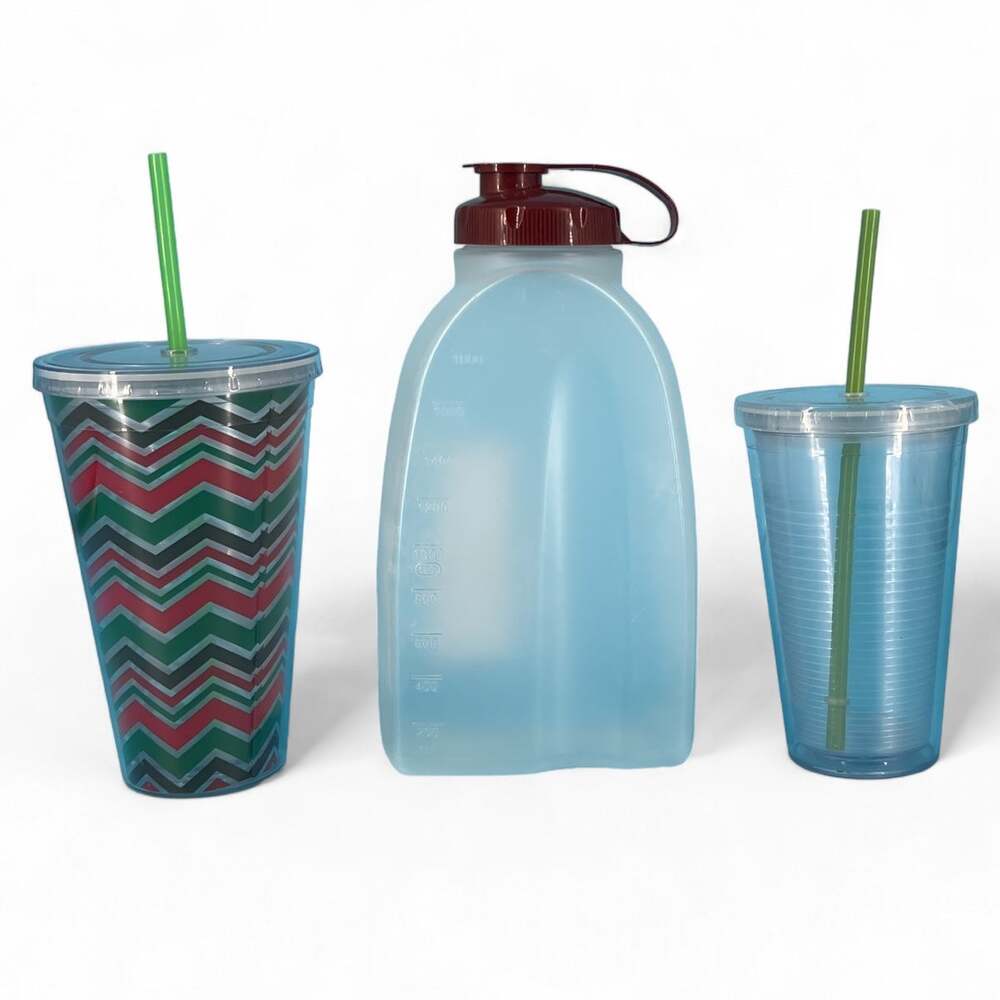 Vintage Rubbermaid 2 Quart Servin Saver Pitcher Two Plastic Cups With Straws